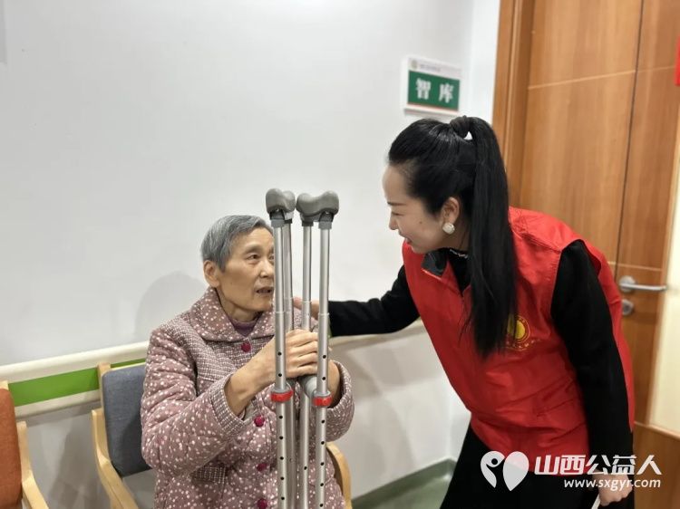 3・5学雷锋日 阳泉义工联开展第62期银杏树下敬老服务携手上站小学师生及御康社区表演节目给老人送上围巾手套非遗剪纸水果等礼物 - 第19张