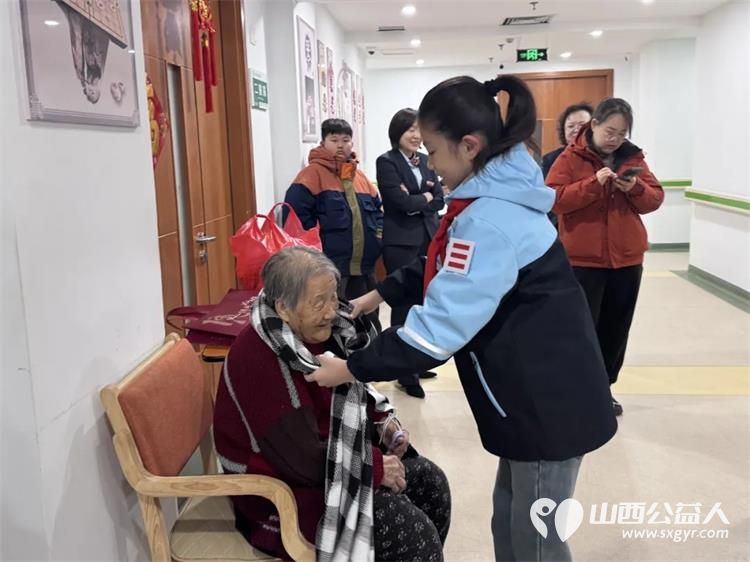 3・5学雷锋日 阳泉义工联开展第62期银杏树下敬老服务携手上站小学师生及御康社区表演节目给老人送上围巾手套非遗剪纸水果等礼物 - 第18张