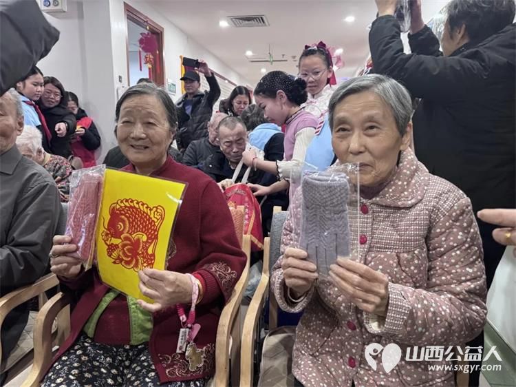 3・5学雷锋日 阳泉义工联开展第62期银杏树下敬老服务携手上站小学师生及御康社区表演节目给老人送上围巾手套非遗剪纸水果等礼物 - 第17张