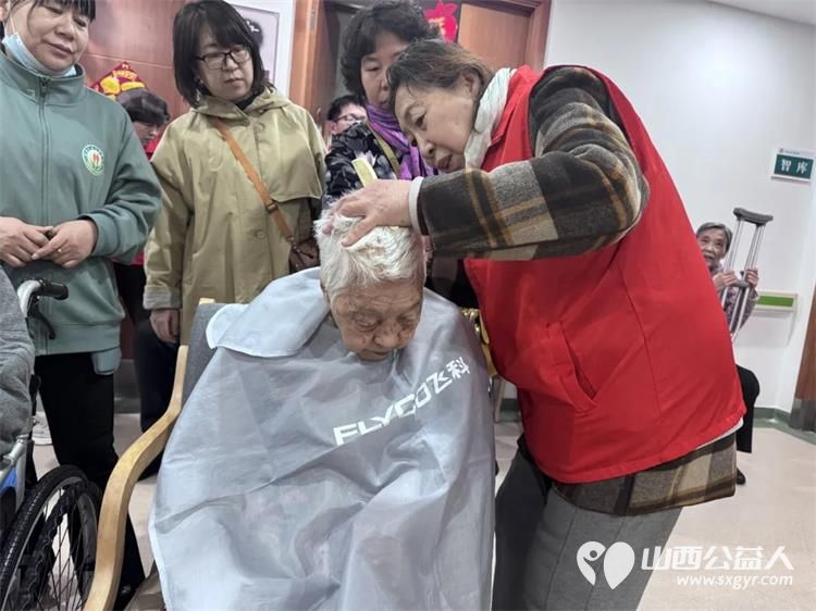 3・5学雷锋日 阳泉义工联开展第62期银杏树下敬老服务携手上站小学师生及御康社区表演节目给老人送上围巾手套非遗剪纸水果等礼物 - 第12张