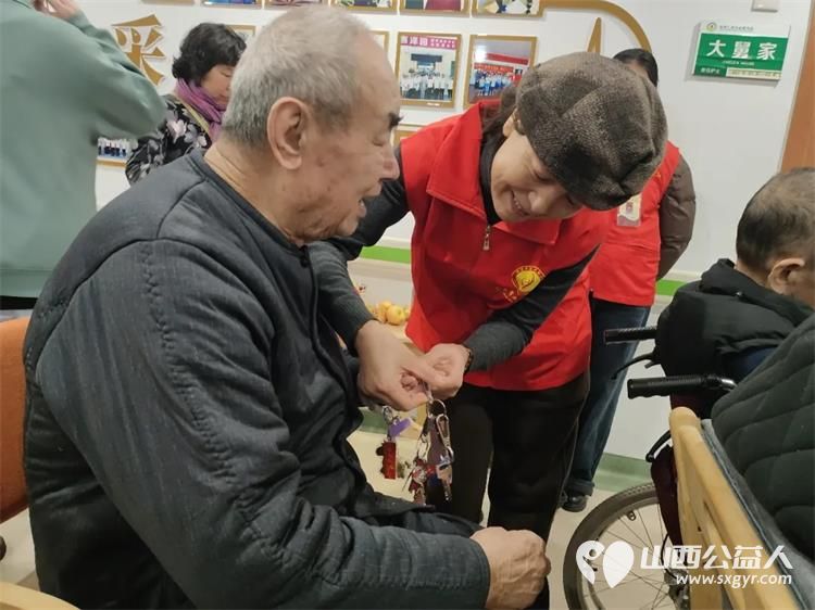 3・5学雷锋日 阳泉义工联开展第62期银杏树下敬老服务携手上站小学师生及御康社区表演节目给老人送上围巾手套非遗剪纸水果等礼物 - 第14张