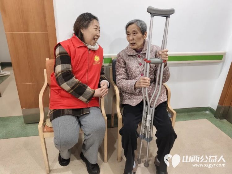 3・5学雷锋日 阳泉义工联开展第62期银杏树下敬老服务携手上站小学师生及御康社区表演节目给老人送上围巾手套非遗剪纸水果等礼物 - 第16张