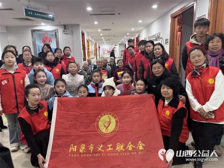 3・5学雷锋日 阳泉义工联开展第62期银杏树下敬老服务携手上站小学师生及御康社区表演节目给老人送上围巾手套非遗剪纸水果等礼物 - 第1张