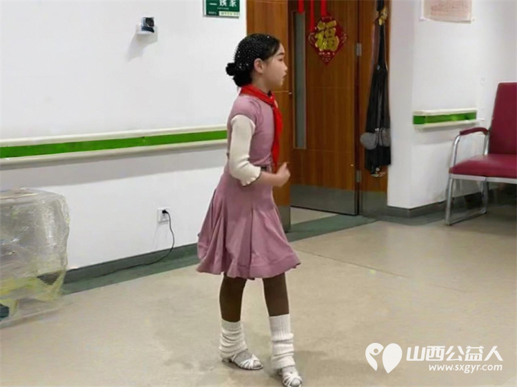 3・5学雷锋日 阳泉义工联开展第62期银杏树下敬老服务携手上站小学师生及御康社区表演节目给老人送上围巾手套非遗剪纸水果等礼物 - 第4张