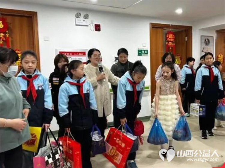 3・5学雷锋日 阳泉义工联开展第62期银杏树下敬老服务携手上站小学师生及御康社区表演节目给老人送上围巾手套非遗剪纸水果等礼物 - 第10张