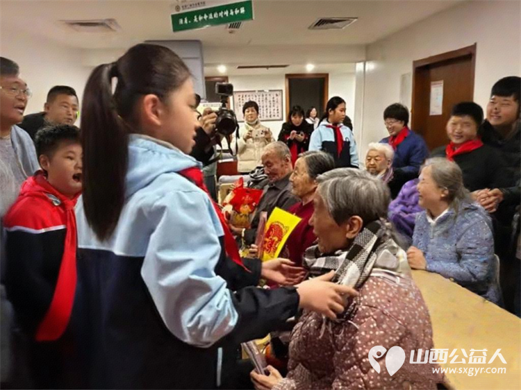 3・5学雷锋日 阳泉义工联开展第62期银杏树下敬老服务携手上站小学师生及御康社区表演节目给老人送上围巾手套非遗剪纸水果等礼物 - 第8张
