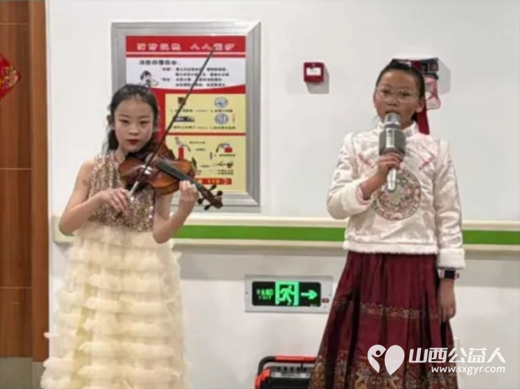 3・5学雷锋日 阳泉义工联开展第62期银杏树下敬老服务携手上站小学师生及御康社区表演节目给老人送上围巾手套非遗剪纸水果等礼物 - 第6张