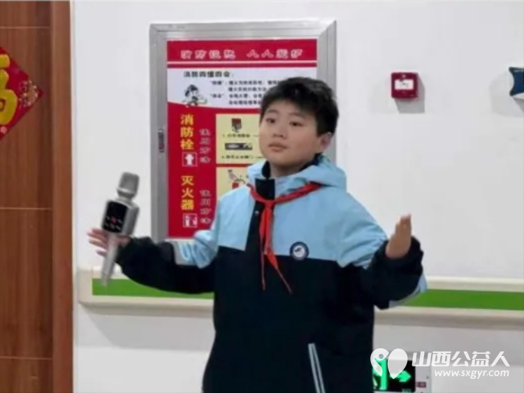 3・5学雷锋日 阳泉义工联开展第62期银杏树下敬老服务携手上站小学师生及御康社区表演节目给老人送上围巾手套非遗剪纸水果等礼物 - 第7张