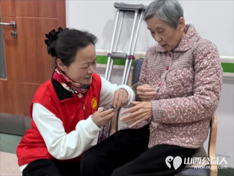 3・5学雷锋日 阳泉义工联开展第62期银杏树下敬老服务携手上站小学师生及御康社区表演节目给老人送上围巾手套非遗剪纸水果等礼物 - 第15张