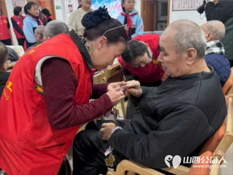 3・5学雷锋日 阳泉义工联开展第62期银杏树下敬老服务携手上站小学师生及御康社区表演节目给老人送上围巾手套非遗剪纸水果等礼物 - 第13张