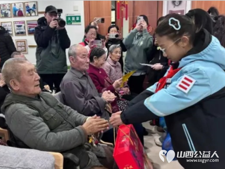 3・5学雷锋日 阳泉义工联开展第62期银杏树下敬老服务携手上站小学师生及御康社区表演节目给老人送上围巾手套非遗剪纸水果等礼物 - 第11张