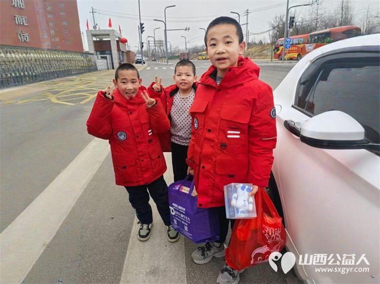 太原市佳亲学校张老师看望太原市儿童福利院孩子茂茂送益智类玩具又买了一堆零食 - 第2张