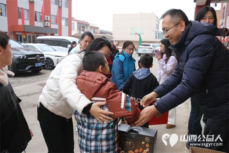 礼尚邦（山西）供应链管理有限公司的爱心人士们走进太原市灵星社区服务中心为孩子们送来了可口的各种干果 - 第7张