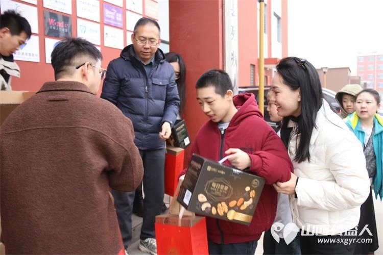 礼尚邦（山西）供应链管理有限公司的爱心人士们走进太原市灵星社区服务中心为孩子们送来了可口的各种干果 - 第4张