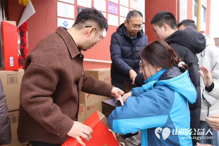 礼尚邦（山西）供应链管理有限公司的爱心人士们走进太原市灵星社区服务中心为孩子们送来了可口的各种干果 - 第3张