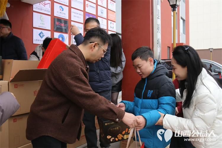 礼尚邦（山西）供应链管理有限公司的爱心人士们走进太原市灵星社区服务中心为孩子们送来了可口的各种干果 - 第6张