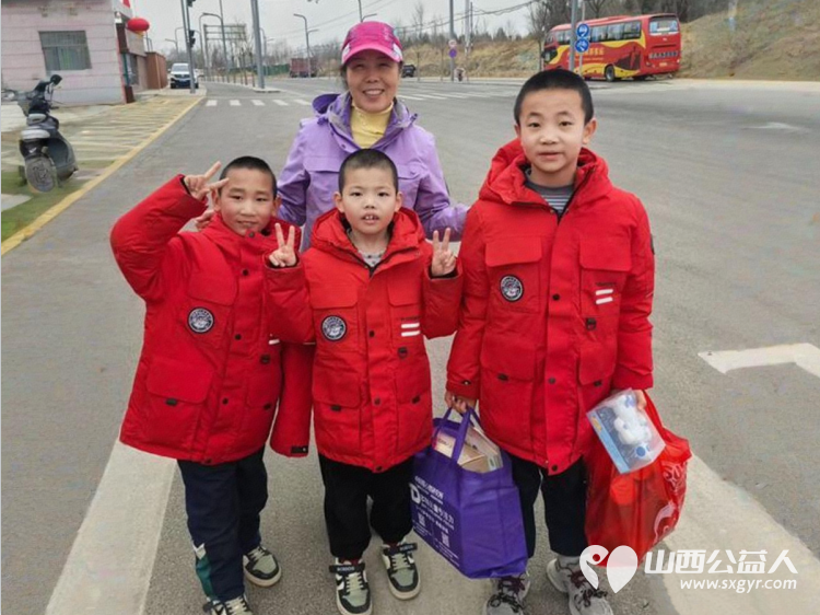 太原市佳亲学校张老师看望太原市儿童福利院孩子茂茂送益智类玩具又买了一堆零食 - 第1张