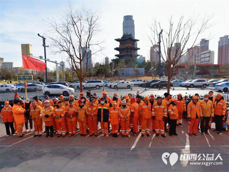 传承雷锋精神践行志愿初心​慰问环卫工人 太原学花志愿服务中心以传承雷锋精神践行志愿精神为主题在大南门慰问了太原城市美容师----迎泽区环卫工人 - 第2张