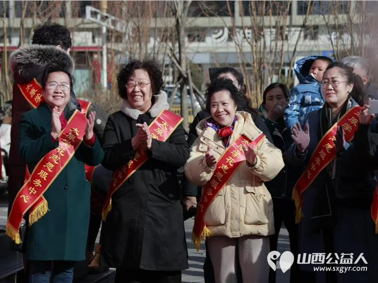 传承雷锋精神践行志愿初心​慰问环卫工人 太原学花志愿服务中心以传承雷锋精神践行志愿精神为主题在大南门慰问了太原城市美容师----迎泽区环卫工人 - 第14张