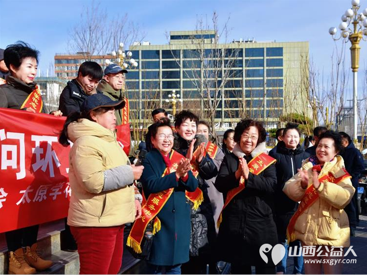 传承雷锋精神践行志愿初心​慰问环卫工人 太原学花志愿服务中心以传承雷锋精神践行志愿精神为主题在大南门慰问了太原城市美容师----迎泽区环卫工人 - 第12张