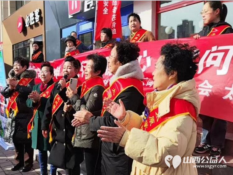 传承雷锋精神践行志愿初心​慰问环卫工人 太原学花志愿服务中心以传承雷锋精神践行志愿精神为主题在大南门慰问了太原城市美容师----迎泽区环卫工人 - 第15张