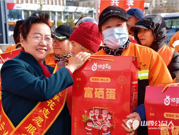 传承雷锋精神践行志愿初心​慰问环卫工人 太原学花志愿服务中心以传承雷锋精神践行志愿精神为主题在大南门慰问了太原城市美容师----迎泽区环卫工人 - 第9张