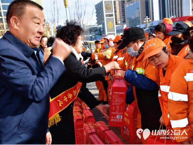 传承雷锋精神践行志愿初心​慰问环卫工人 太原学花志愿服务中心以传承雷锋精神践行志愿精神为主题在大南门慰问了太原城市美容师----迎泽区环卫工人 - 第5张