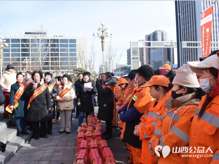 传承雷锋精神践行志愿初心​慰问环卫工人 太原学花志愿服务中心以传承雷锋精神践行志愿精神为主题在大南门慰问了太原城市美容师----迎泽区环卫工人 - 第10张