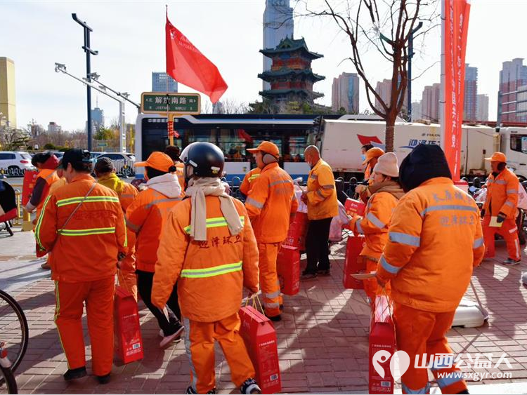 传承雷锋精神践行志愿初心​慰问环卫工人 太原学花志愿服务中心以传承雷锋精神践行志愿精神为主题在大南门慰问了太原城市美容师----迎泽区环卫工人 - 第8张