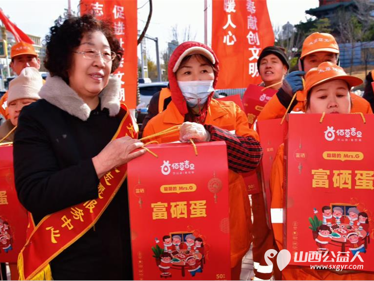 传承雷锋精神践行志愿初心​慰问环卫工人 太原学花志愿服务中心以传承雷锋精神践行志愿精神为主题在大南门慰问了太原城市美容师----迎泽区环卫工人 - 第7张