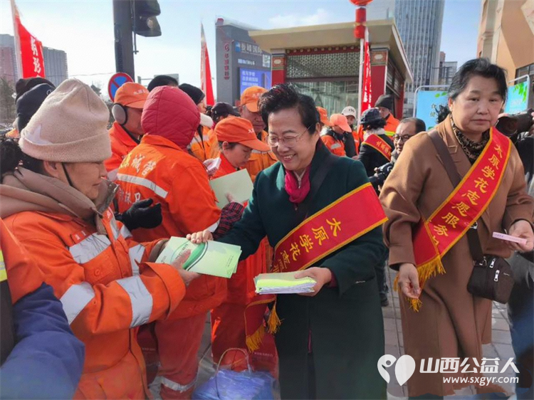 太原学花志愿服务中心志愿者在大南门慰问完环卫工人后又转入食安伴我行活动对环卫工人和大南门的过路行人进行食品安全科普宣传 - 第4张