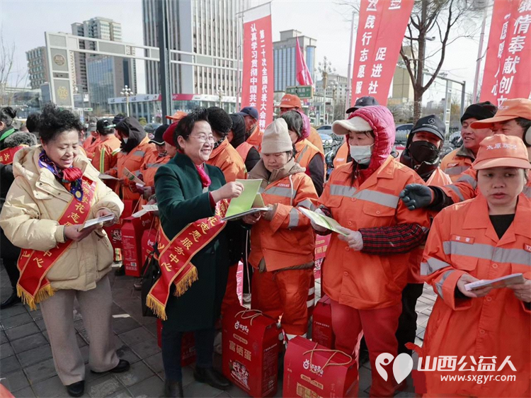 太原学花志愿服务中心志愿者在大南门慰问完环卫工人后又转入食安伴我行活动对环卫工人和大南门的过路行人进行食品安全科普宣传 - 第7张