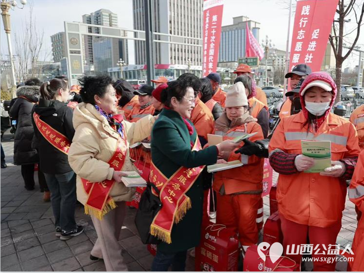 太原学花志愿服务中心志愿者在大南门慰问完环卫工人后又转入食安伴我行活动对环卫工人和大南门的过路行人进行食品安全科普宣传 - 第6张