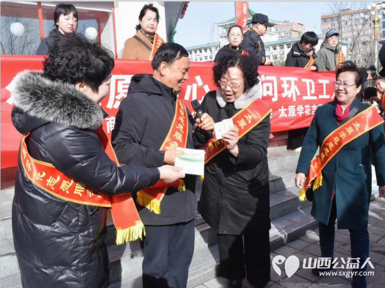 太原学花志愿服务中心志愿者在大南门慰问完环卫工人后又转入食安伴我行活动对环卫工人和大南门的过路行人进行食品安全科普宣传 - 第2张