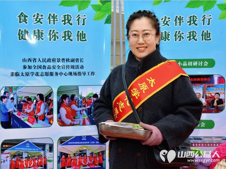 太原学花志愿服务中心志愿者在大南门慰问完环卫工人后又转入食安伴我行活动对环卫工人和大南门的过路行人进行食品安全科普宣传 - 第1张
