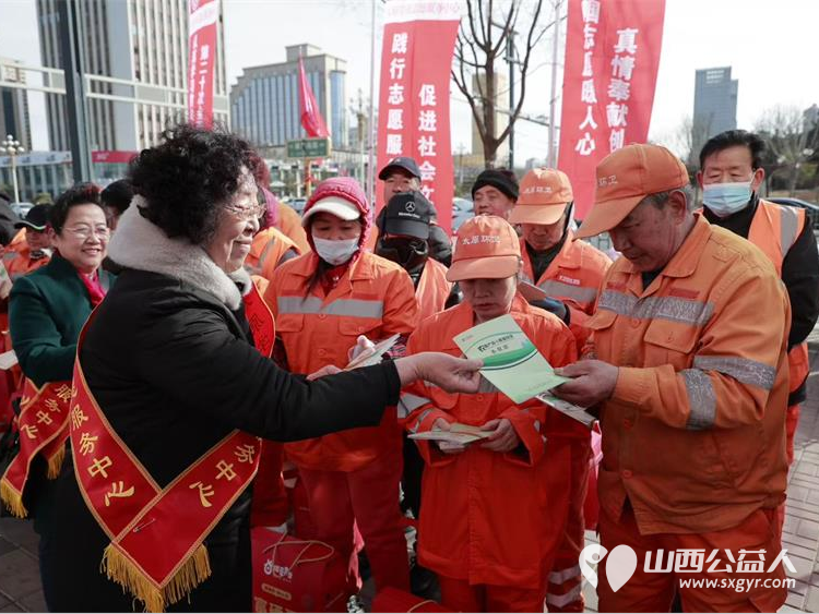 太原学花志愿服务中心志愿者在大南门慰问完环卫工人后又转入食安伴我行活动对环卫工人和大南门的过路行人进行食品安全科普宣传 - 第5张