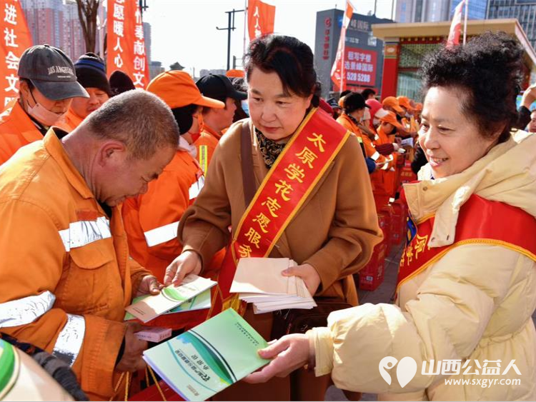 太原学花志愿服务中心志愿者在大南门慰问完环卫工人后又转入食安伴我行活动对环卫工人和大南门的过路行人进行食品安全科普宣传 - 第8张