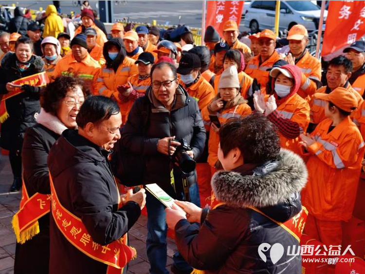 太原学花志愿服务中心志愿者在大南门慰问完环卫工人后又转入食安伴我行活动对环卫工人和大南门的过路行人进行食品安全科普宣传 - 第3张