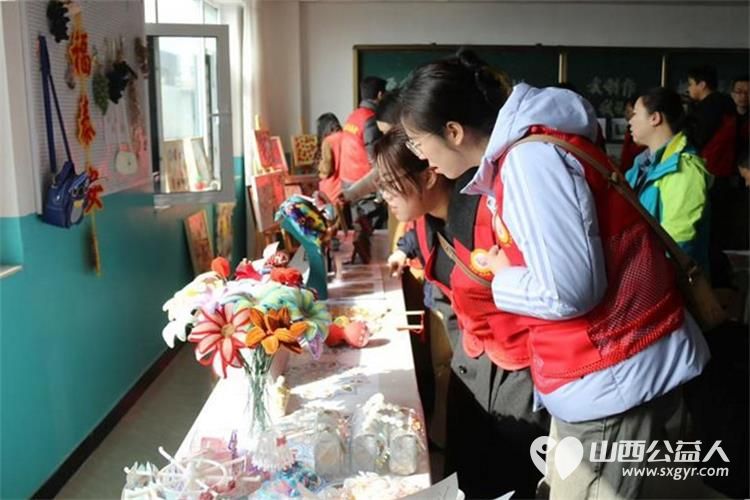 太原市市场监督管理局机关二支部“学雷锋•同心同行”志愿服务活动在太原市灵星社区服务中心举行感谢志愿者帮助打扫卫生认购孩子们手工作品 - 第6张