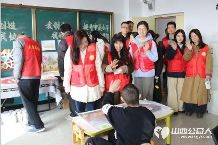 太原市市场监督管理局机关二支部“学雷锋•同心同行”志愿服务活动在太原市灵星社区服务中心举行感谢志愿者帮助打扫卫生认购孩子们手工作品 - 第4张