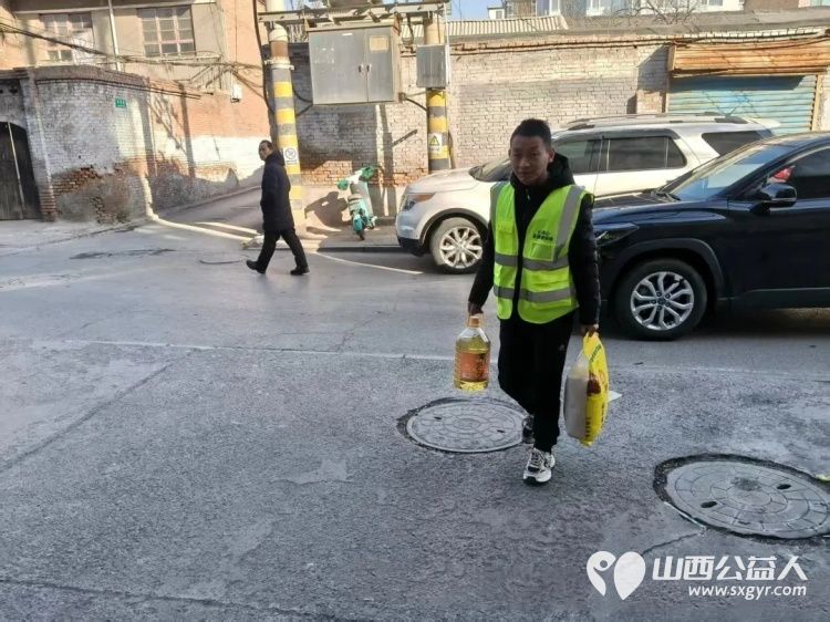 情暖寒冬·爱满太谷 | 晋中市太谷区心连心志愿者协会为辖区困难群众送上米面油对联等慰问品 为坚守一线的环卫工人送上热气腾腾的爱心豆腐脑与早餐 - 第4张