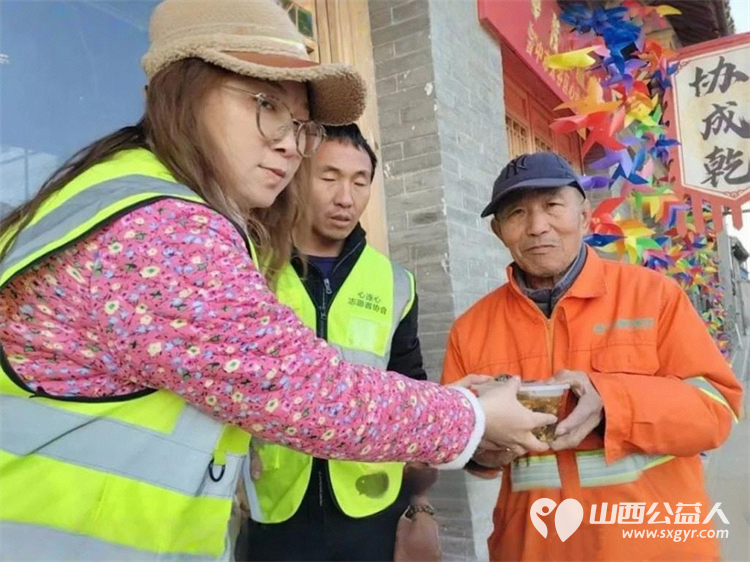 情暖寒冬·爱满太谷 | 晋中市太谷区心连心志愿者协会为辖区困难群众送上米面油对联等慰问品 为坚守一线的环卫工人送上热气腾腾的爱心豆腐脑与早餐 - 第6张