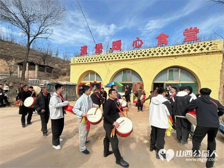 烟火聚团圆年味暖人心 石楼县曹家垣乡道堡村暖心食堂春节期间让全村群众吃上一顿热热闹闹的团圆饭村民们自发参与分工协作处处透着邻里间的淳朴与善意 - 第1张