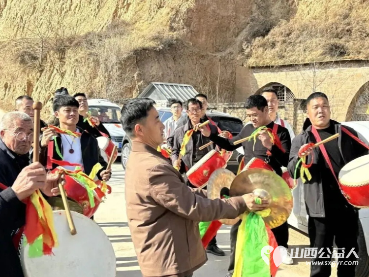 烟火聚团圆年味暖人心 石楼县曹家垣乡道堡村暖心食堂春节期间让全村群众吃上一顿热热闹闹的团圆饭村民们自发参与分工协作处处透着邻里间的淳朴与善意 - 第2张