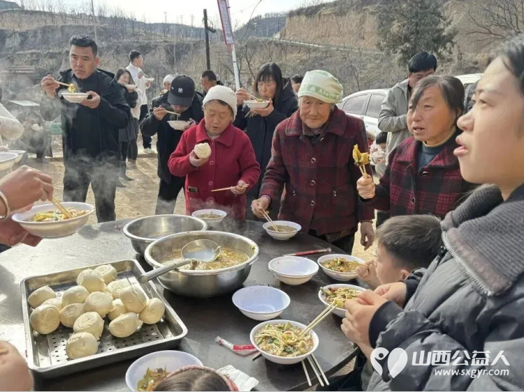 烟火聚团圆年味暖人心 石楼县曹家垣乡道堡村暖心食堂春节期间让全村群众吃上一顿热热闹闹的团圆饭村民们自发参与分工协作处处透着邻里间的淳朴与善意 - 第7张
