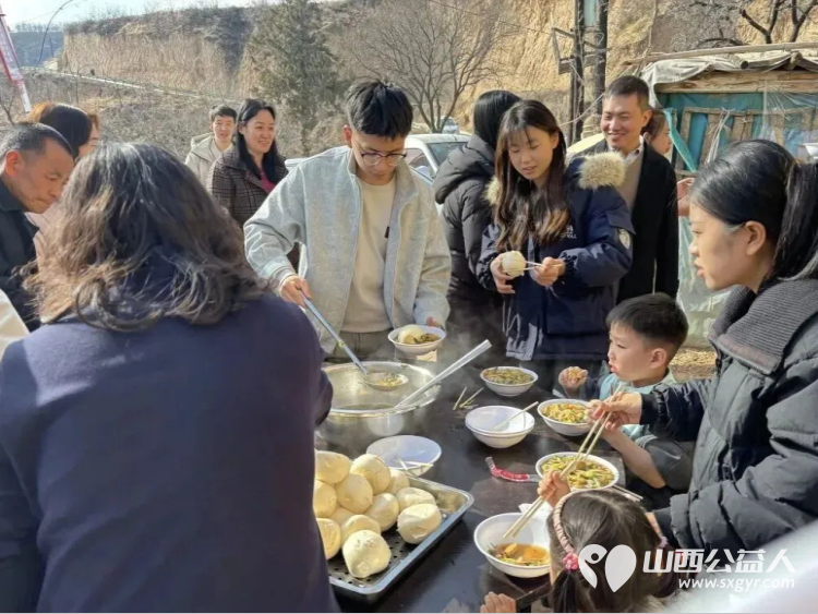 烟火聚团圆年味暖人心 石楼县曹家垣乡道堡村暖心食堂春节期间让全村群众吃上一顿热热闹闹的团圆饭村民们自发参与分工协作处处透着邻里间的淳朴与善意 - 第6张