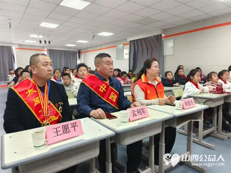 雷锋杂志社山西太原工作部、太原市烛光志愿服务中心雷锋宣讲团山西分团宣讲员走进杏花岭区淖马小学开展学雷锋做志愿共同奋进十五五的宣讲活动 - 第2张
