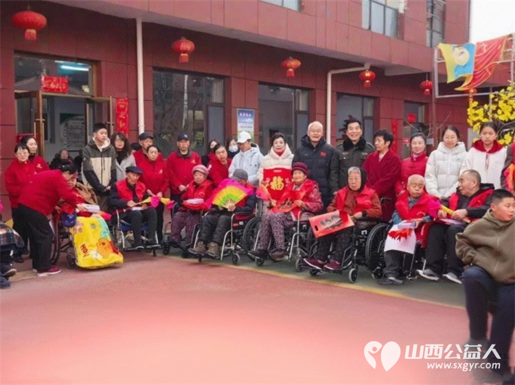 红灯笼映白发新春福礼暖桑榆 太原市关爱下一代志愿者协会的志愿者们在会长王素娟的带领下走进太原市比家美养老院为老人送上祝福与暖心红包 - 第11张
