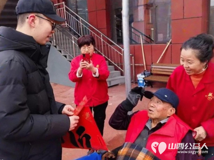 红灯笼映白发新春福礼暖桑榆 太原市关爱下一代志愿者协会的志愿者们在会长王素娟的带领下走进太原市比家美养老院为老人送上祝福与暖心红包 - 第12张