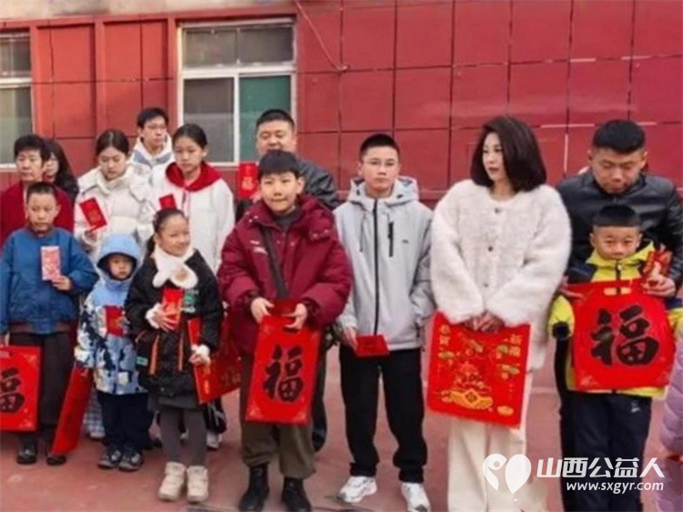 红灯笼映白发新春福礼暖桑榆 太原市关爱下一代志愿者协会的志愿者们在会长王素娟的带领下走进太原市比家美养老院为老人送上祝福与暖心红包 - 第10张